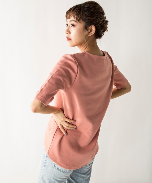 MILLION CARATS（ミリオンカラッツ）の「若干の厚みと弾力のある生地を使用して体のラインをひろわないキレイめVネックベーシックカットソー（Tシャツ/カットソー・レディース・グレー/ブラウン/ブラック/ラベンダー/ピンク/ベージュ/オフホワイト・MEDIUM/SMALL/LARGE）」の22枚目の写真