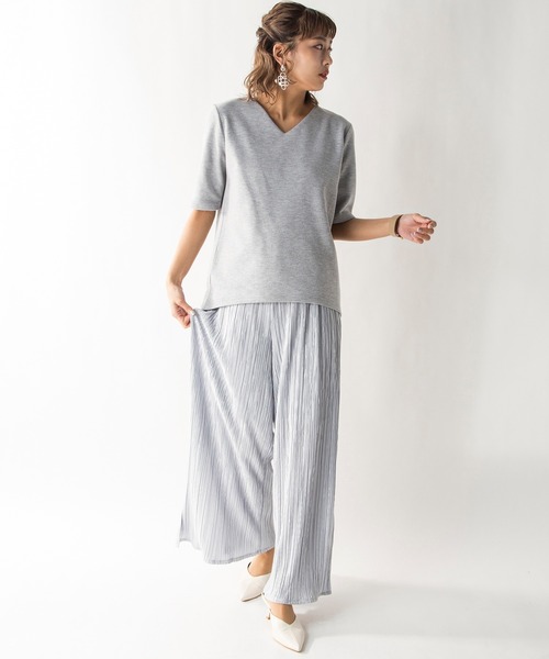 MILLION CARATS（ミリオンカラッツ）の「若干の厚みと弾力のある生地を使用して体のラインをひろわないキレイめVネックベーシックカットソー（Tシャツ/カットソー・レディース・グレー/ブラウン/ブラック/ラベンダー/ピンク/ベージュ/オフホワイト・MEDIUM/SMALL/LARGE）」の10枚目の写真