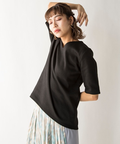 MILLION CARATS（ミリオンカラッツ）の「若干の厚みと弾力のある生地を使用して体のラインをひろわないキレイめVネックベーシックカットソー（Tシャツ/カットソー・レディース・グレー/ブラウン/ブラック/ラベンダー/ピンク/ベージュ/オフホワイト・MEDIUM/SMALL/LARGE）」の9枚目の写真