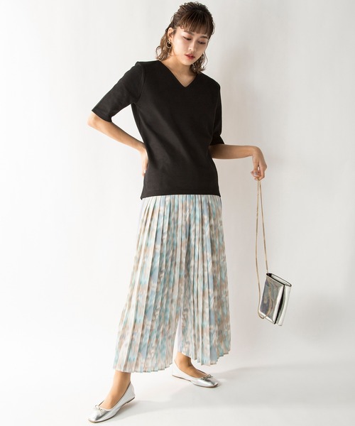 MILLION CARATS（ミリオンカラッツ）の「若干の厚みと弾力のある生地を使用して体のラインをひろわないキレイめVネックベーシックカットソー（Tシャツ/カットソー・レディース・グレー/ブラウン/ブラック/ラベンダー/ピンク/ベージュ/オフホワイト・MEDIUM/SMALL/LARGE）」の16枚目の写真