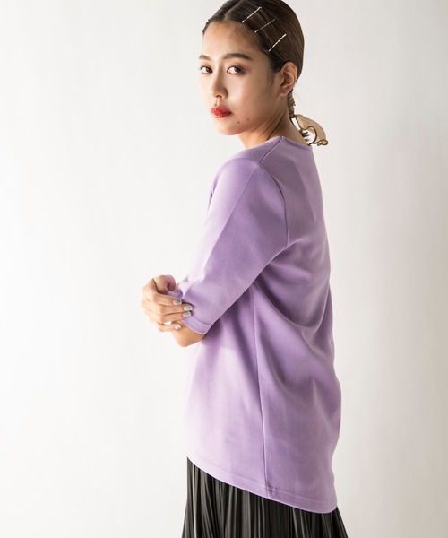 MILLION CARATS（ミリオンカラッツ）の「若干の厚みと弾力のある生地を使用して体のラインをひろわないキレイめVネックベーシックカットソー（Tシャツ/カットソー・レディース・グレー/ブラウン/ブラック/ラベンダー/ピンク/ベージュ/オフホワイト・MEDIUM/SMALL/LARGE）」の20枚目の写真