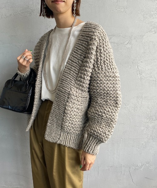 ALLUMER（アリュメール）の「[ALLUMER/アリュメール] ハンドニット ケーブル編みカーディガン（ニット/セーター・レディース・グレー/ホワイト/ベージュ・1）」の2枚目の写真