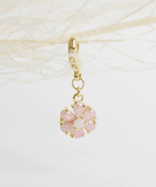 ma chere Cosette?（マシェールコゼット）の「お花マスクチャーム（チャーム・レディース・アイボリー/ブラック/ライトブルー/ピンク/クリア/マルチ・FREE）」の4枚目の写真