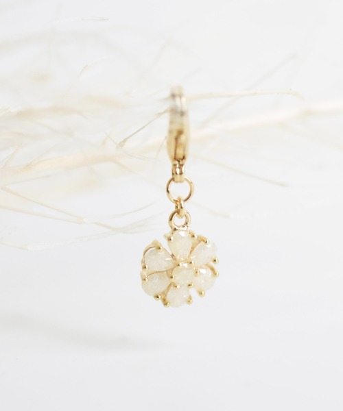 ma chere Cosette?（マシェールコゼット）の「お花マスクチャーム（チャーム・レディース・アイボリー/ブラック/ライトブルー/ピンク/クリア/マルチ・FREE）」の2枚目の写真