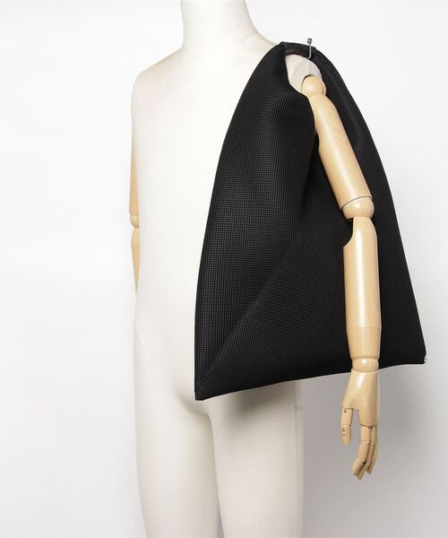 MM6 Maison Margiela（ｴﾑｴﾑｼｯｸｽ ﾒｿﾞﾝ ﾏﾙｼﾞｪﾗ）の「MM6 Maison Margiela メッシュハンドバッグ（ハンドバッグ・レディース・ブラック・FREE）」の7枚目の写真