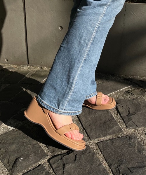 VIVIAN（ヴィヴィアン）の「厚底ギャザーダブルベルトサンダル　ZOZOTOWN+オフィシャルサイト限定商品（サンダル・レディース・ブラック/イエロー/アイボリー/キャメル・LL/S/M/L）」の4枚目の写真