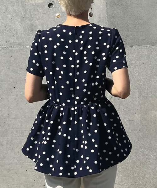 JENNE（ジェンヌ）の「ランダムドット ペプラムブラウス（シャツ