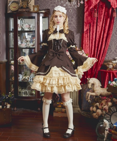 BODYLINE(ボディライン)の「ロリータコスチューム 姫袖とたっぷりフリルのバイカラーワンピースドレス(コスチューム/パーティーグッズ・レディース・ブラック/ブラウン/レッド・2L/4L/S/M/L)」の6枚目の写真