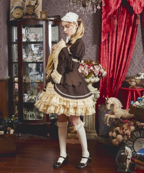 BODYLINE(ボディライン)の「ロリータコスチューム 姫袖とたっぷりフリルのバイカラーワンピースドレス(コスチューム/パーティーグッズ・レディース・ブラック/ブラウン/レッド・2L/4L/S/M/L)」の7枚目の写真