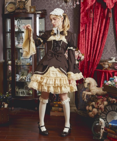 BODYLINE(ボディライン)の「ロリータコスチューム 姫袖とたっぷりフリルのバイカラーワンピースドレス(コスチューム/パーティーグッズ・レディース・ブラック/ブラウン/レッド・2L/4L/S/M/L)」の8枚目の写真