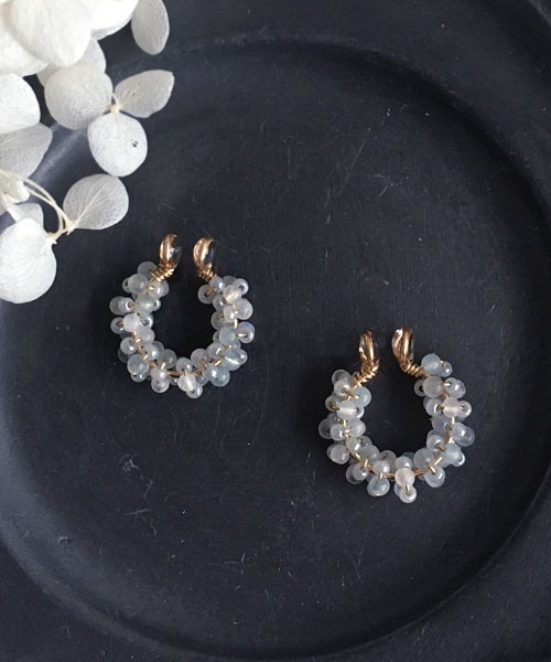 tone（トーン）の「【malle la brocante/マルラブロカント】14kgf 2種の天然石とヴィンテージビーズのプチフープイヤリング（イヤリング・レディース・ブラック/サックスブルー/ピンク/イエロー/ブルー・FREE）」の3枚目の写真