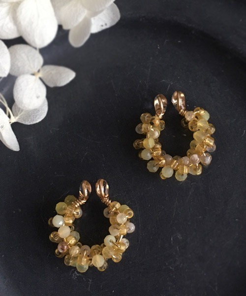 tone（トーン）の「【malle la brocante/マルラブロカント】14kgf 2種の天然石とヴィンテージビーズのプチフープイヤリング（イヤリング・レディース・ブラック/サックスブルー/ピンク/イエロー/ブルー・FREE）」の5枚目の写真