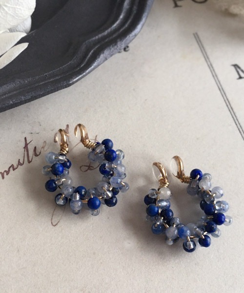 tone（トーン）の「【malle la brocante/マルラブロカント】14kgf 2種の天然石とヴィンテージビーズのプチフープイヤリング（イヤリング・レディース・ブラック/サックスブルー/ピンク/イエロー/ブルー・FREE）」の4枚目の写真