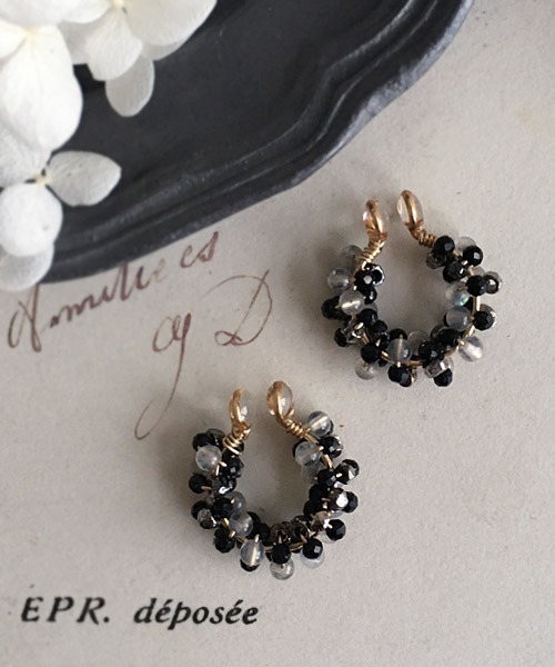 tone（トーン）の「【malle la brocante/マルラブロカント】14kgf 2種の天然石とヴィンテージビーズのプチフープイヤリング（イヤリング・レディース・ブラック/サックスブルー/ピンク/イエロー/ブルー・FREE）」の2枚目の写真