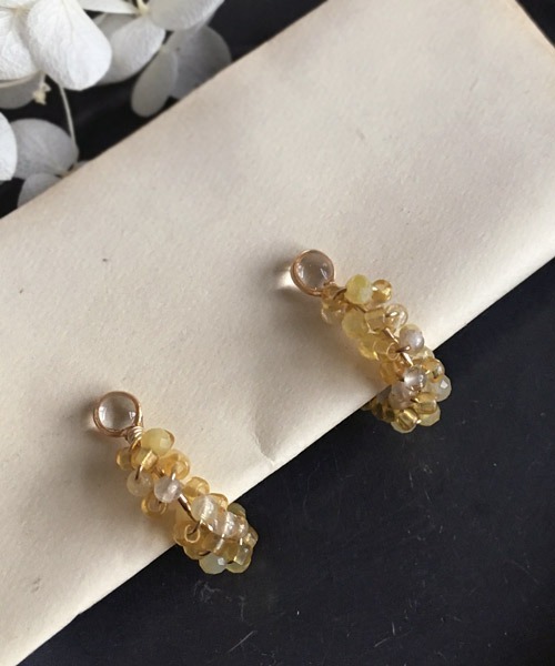 tone（トーン）の「【malle la brocante/マルラブロカント】14kgf 2種の天然石とヴィンテージビーズのプチフープイヤリング（イヤリング・レディース・ブラック/サックスブルー/ピンク/イエロー/ブルー・FREE）」の6枚目の写真