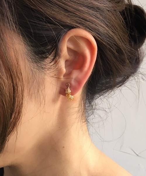 tone（トーン）の「【malle la brocante/マルラブロカント】14kgf 2種の天然石とヴィンテージビーズのプチフープイヤリング（イヤリング・レディース・ブラック/サックスブルー/ピンク/イエロー/ブルー・FREE）」の7枚目の写真