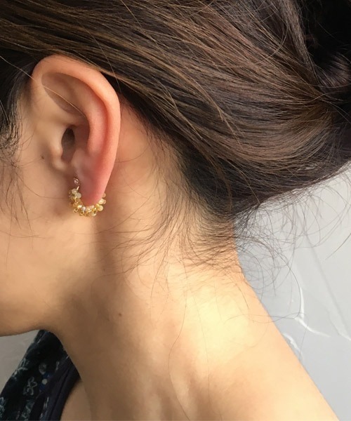 tone（トーン）の「【malle la brocante/マルラブロカント】14kgf 2種の天然石とヴィンテージビーズのプチフープイヤリング（イヤリング・レディース・ブラック/サックスブルー/ピンク/イエロー/ブルー・FREE）」の8枚目の写真