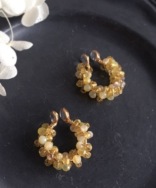 tone（トーン）の「【malle la brocante/マルラブロカント】14kgf 2種の天然石とヴィンテージビーズのプチフープイヤリング（イヤリング・レディース・ブラック/サックスブルー/ピンク/イエロー/ブルー・FREE）」の9枚目の写真