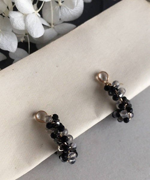 tone（トーン）の「【malle la brocante/マルラブロカント】14kgf 2種の天然石とヴィンテージビーズのプチフープイヤリング（イヤリング・レディース・ブラック/サックスブルー/ピンク/イエロー/ブルー・FREE）」の10枚目の写真