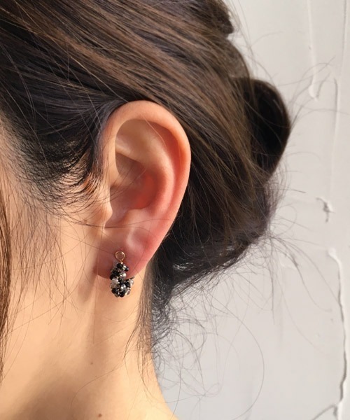 tone（トーン）の「【malle la brocante/マルラブロカント】14kgf 2種の天然石とヴィンテージビーズのプチフープイヤリング（イヤリング・レディース・ブラック/サックスブルー/ピンク/イエロー/ブルー・FREE）」の11枚目の写真