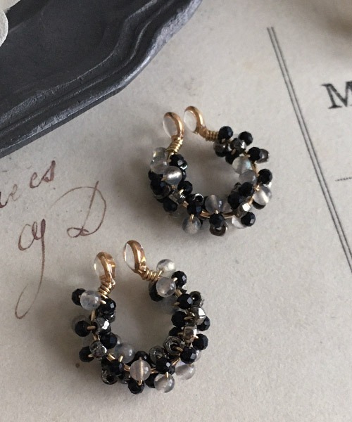 tone（トーン）の「【malle la brocante/マルラブロカント】14kgf 2種の天然石とヴィンテージビーズのプチフープイヤリング（イヤリング・レディース・ブラック/サックスブルー/ピンク/イエロー/ブルー・FREE）」の13枚目の写真