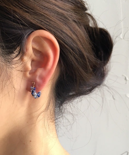 tone（トーン）の「【malle la brocante/マルラブロカント】14kgf 2種の天然石とヴィンテージビーズのプチフープイヤリング（イヤリング・レディース・ブラック/サックスブルー/ピンク/イエロー/ブルー・FREE）」の15枚目の写真