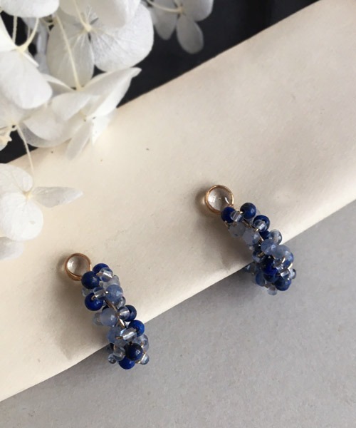 tone（トーン）の「【malle la brocante/マルラブロカント】14kgf 2種の天然石とヴィンテージビーズのプチフープイヤリング（イヤリング・レディース・ブラック/サックスブルー/ピンク/イエロー/ブルー・FREE）」の17枚目の写真