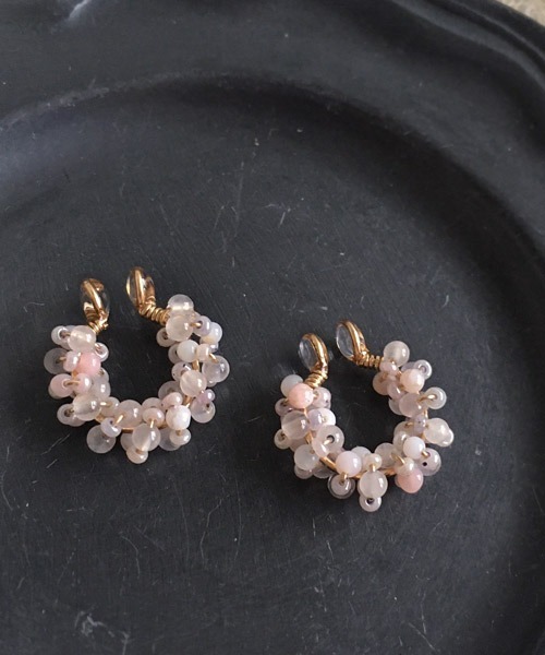 tone（トーン）の「【malle la brocante/マルラブロカント】14kgf 2種の天然石とヴィンテージビーズのプチフープイヤリング（イヤリング・レディース・ブラック/サックスブルー/ピンク/イエロー/ブルー・FREE）」の18枚目の写真