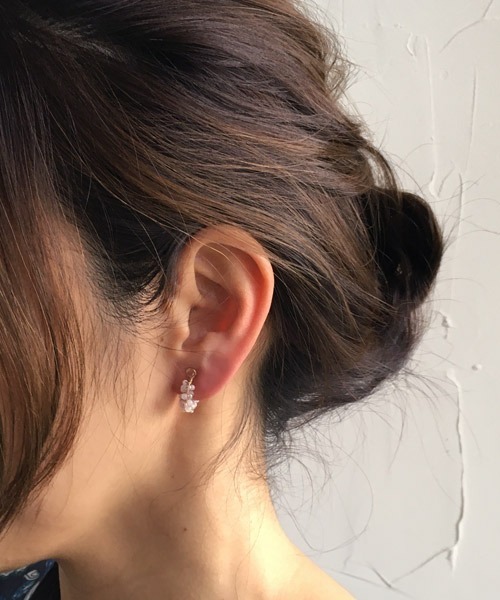 tone（トーン）の「【malle la brocante/マルラブロカント】14kgf 2種の天然石とヴィンテージビーズのプチフープイヤリング（イヤリング・レディース・ブラック/サックスブルー/ピンク/イエロー/ブルー・FREE）」の19枚目の写真