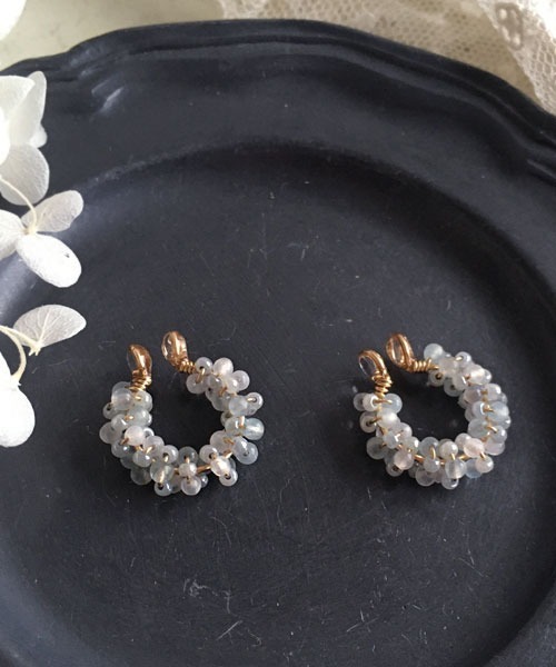 tone（トーン）の「【malle la brocante/マルラブロカント】14kgf 2種の天然石とヴィンテージビーズのプチフープイヤリング（イヤリング・レディース・ブラック/サックスブルー/ピンク/イエロー/ブルー・FREE）」の22枚目の写真