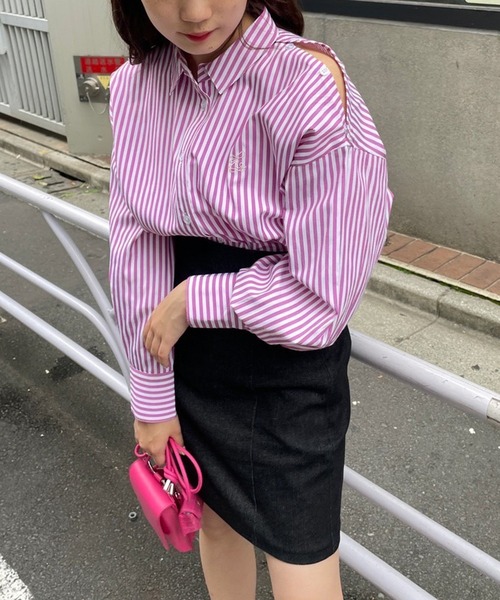 one after another NICE CLAUP(ワンアフターアナザーナイスクラップ)の「ワンポイント刺繍肩あきマルチWAYシャツ(シャツ/ブラウス・レディース・ピンク系/サックスブルー系/オフホワイト/オレンジ・FREE)」の4枚目の写真