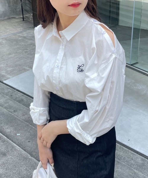 one after another NICE CLAUP(ワンアフターアナザーナイスクラップ)の「ワンポイント刺繍肩あきマルチWAYシャツ(シャツ/ブラウス・レディース・ピンク系/サックスブルー系/オフホワイト/オレンジ・FREE)」の2枚目の写真