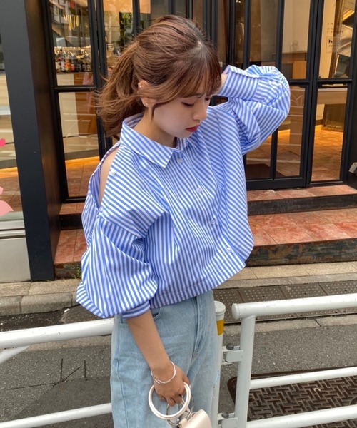 one after another NICE CLAUP(ワンアフターアナザーナイスクラップ)の「ワンポイント刺繍肩あきマルチWAYシャツ(シャツ/ブラウス・レディース・ピンク系/サックスブルー系/オフホワイト/オレンジ・FREE)」の7枚目の写真