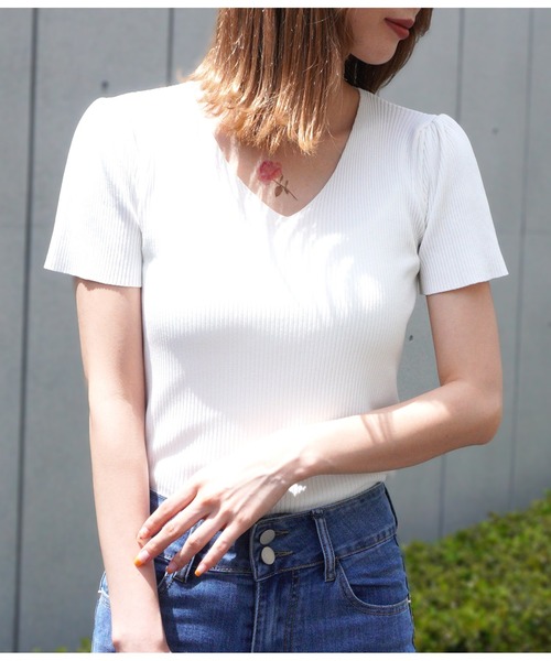 CHILLE(チル)の「Vネックフリル袖デザイントップスカットソー(Tシャツ/カットソー・レディース・ホワイト/ブラック/カーキ/オレンジ・FREE)」の2枚目の写真