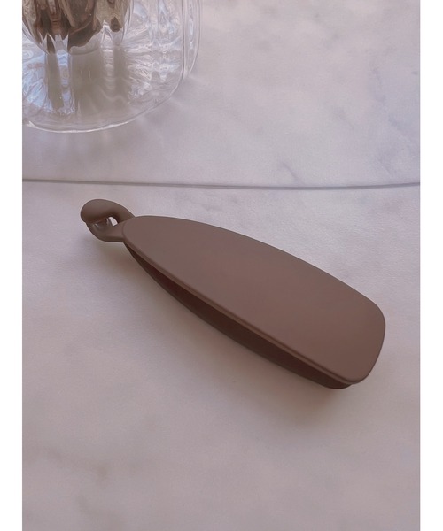 TONE SELECT GOODS（トーンセレクトグッズ）の「【urbanfemine.】マットカラーバナナクリップ（バレッタ/ヘアクリップ・レディース・ブラック/ネイビー/ブラウン/グリーン/ピンク/レッド・FREE）」の10枚目の写真