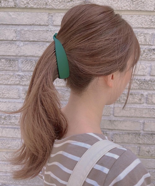 TONE SELECT GOODS（トーンセレクトグッズ）の「【urbanfemine.】マットカラーバナナクリップ（バレッタ/ヘアクリップ・レディース・ブラック/ネイビー/ブラウン/グリーン/ピンク/レッド・FREE）」の15枚目の写真