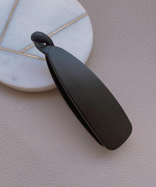 TONE SELECT GOODS（トーンセレクトグッズ）の「【urbanfemine.】マットカラーバナナクリップ（バレッタ/ヘアクリップ・レディース・ブラック/ネイビー/ブラウン/グリーン/ピンク/レッド・FREE）」の7枚目の写真