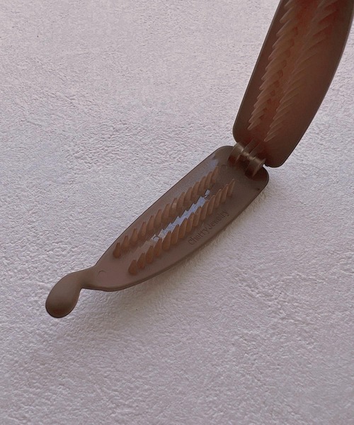 TONE SELECT GOODS（トーンセレクトグッズ）の「【urbanfemine.】マットカラーバナナクリップ（バレッタ/ヘアクリップ・レディース・ブラック/ネイビー/ブラウン/グリーン/ピンク/レッド・FREE）」の9枚目の写真