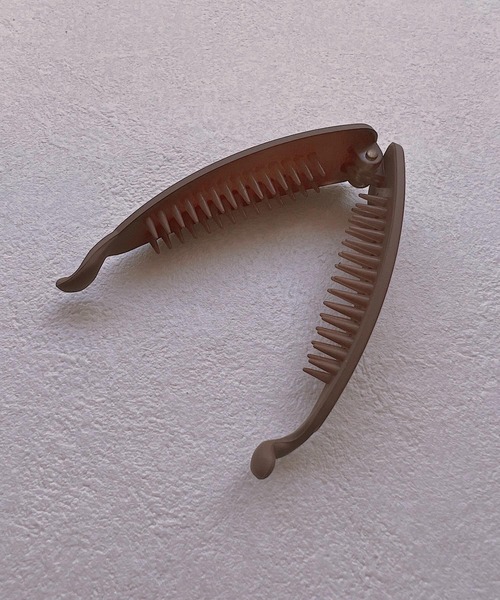 TONE SELECT GOODS（トーンセレクトグッズ）の「【urbanfemine.】マットカラーバナナクリップ（バレッタ/ヘアクリップ・レディース・ブラック/ネイビー/ブラウン/グリーン/ピンク/レッド・FREE）」の11枚目の写真