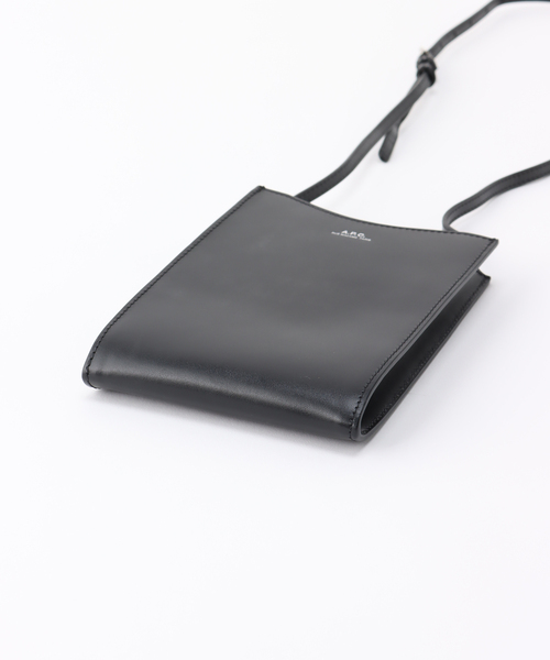 EDIFICE(エディフィス)の「【A.P.C. / アー ペー セー】NECK POUCH JAMIE スムース(ショルダーバッグ・メンズ・ブラック・FREE)」の6枚目の写真
