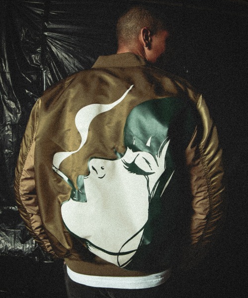 HUF(ハフ)の「HUF X ALPHA INDUSTRIES FEELS GOOD MA-1 / HUF ボンバージャケット(MA-1・メンズ・オリーブドラブ・SMALL/MEDIUM/LARGE/X-LARGE)」の2枚目の写真