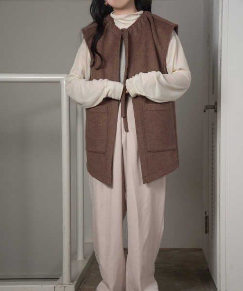 lawgy（ラウジー）の「neck ribbon vest（ベスト・レディース・ベージュ/ブラウン・FREE）」の2枚目の写真