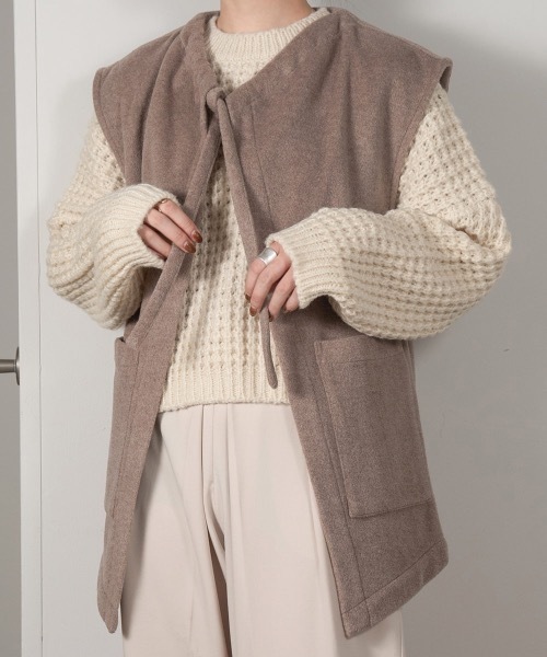 lawgy（ラウジー）の「neck ribbon vest（ベスト・レディース・ベージュ/ブラウン・FREE）」の5枚目の写真