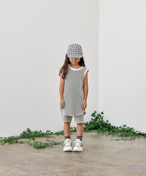SHIPS（シップス）の「MOUN TEN.:95～140cm / バイカラー ワッフル タンクトップ（タンクトップ・キッズ・ナチュラル/チャコールグレー・110/125/140/95）」の2枚目の写真