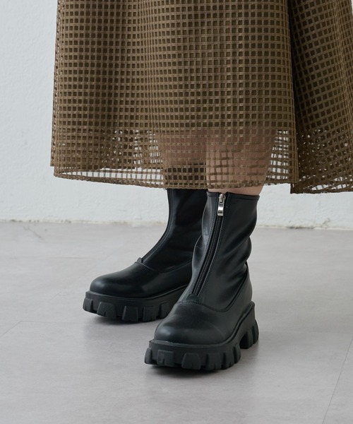 COLONY 2139(コロニートゥーワンスリーナイン)の「フロントファスナーバルキーショートブーツ(ブーツ・レディース・ブラック・SMALL/LARGE/MEDIUM)」の4枚目の写真