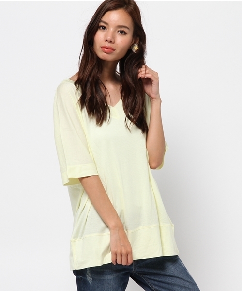 MOUSSY（マウジー）の「LOOSE V/N SHORT SLEEVE TEE（Tシャツ/カットソー・レディース・ダークネイビー/ホワイト/ライトブラック/ライトイエロー/ライトカーキ・FREE）」の5枚目の写真