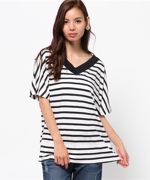 MOUSSY（マウジー）の「LOOSE V/N SHORT SLEEVE TEE（Tシャツ/カットソー・レディース・ダークネイビー/ホワイト/ライトブラック/ライトイエロー/ライトカーキ・FREE）」の4枚目の写真