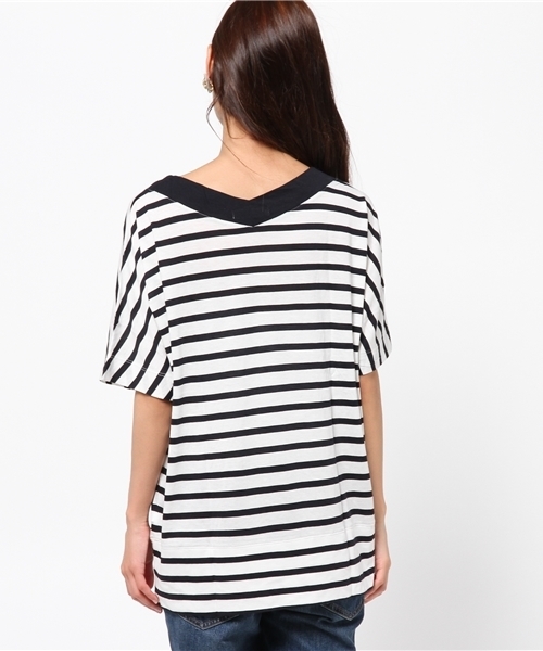 MOUSSY（マウジー）の「LOOSE V/N SHORT SLEEVE TEE（Tシャツ/カットソー・レディース・ダークネイビー/ホワイト/ライトブラック/ライトイエロー/ライトカーキ・FREE）」の8枚目の写真