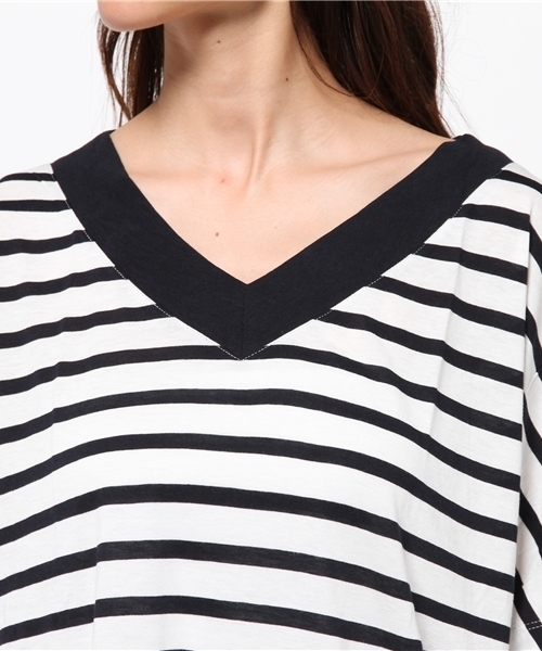 MOUSSY（マウジー）の「LOOSE V/N SHORT SLEEVE TEE（Tシャツ/カットソー・レディース・ダークネイビー/ホワイト/ライトブラック/ライトイエロー/ライトカーキ・FREE）」の10枚目の写真