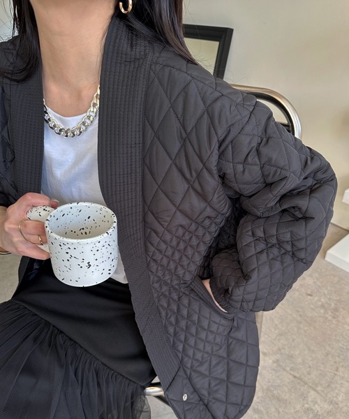 ULEULA(ウルア)の「キルティングVネックノーカラーブルゾン(ノーカラージャケット・レディース・アイボリー/ブラック・FREE)」の2枚目の写真